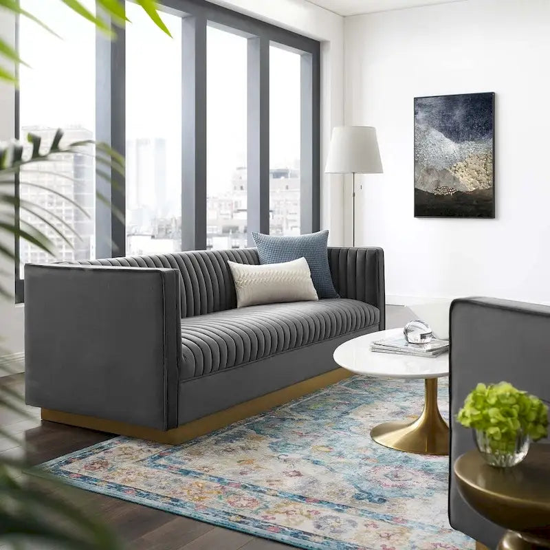 Canapé en velours capitonné à canaux verticaux Silver Orchid Perez