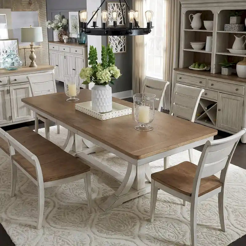 Style campagnard revisité, blanc antique avec table à tréteaux en châtaignier
