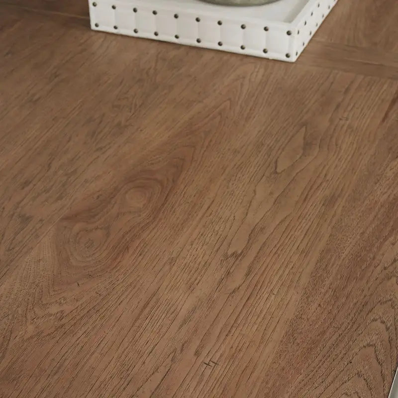 Style campagnard revisité, blanc antique avec table à tréteaux en châtaignier