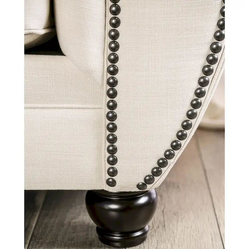 Canapé Cury Glam beige en tissu capitonné avec garniture cloutée, par Furniture of America