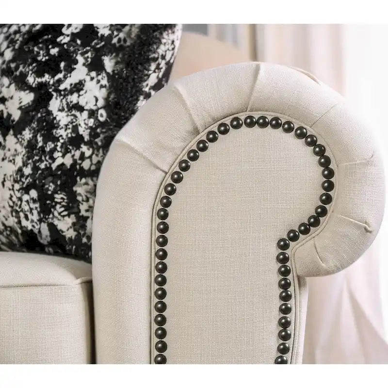 Canapé Cury Glam beige en tissu capitonné avec garniture cloutée, par Furniture of America