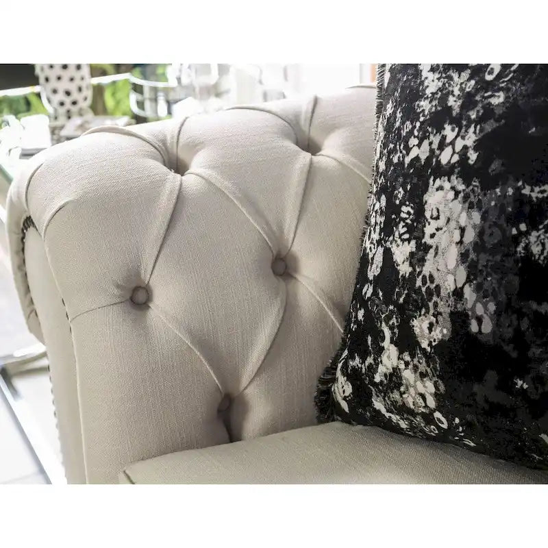 Canapé Cury Glam beige en tissu capitonné avec garniture cloutée, par Furniture of America