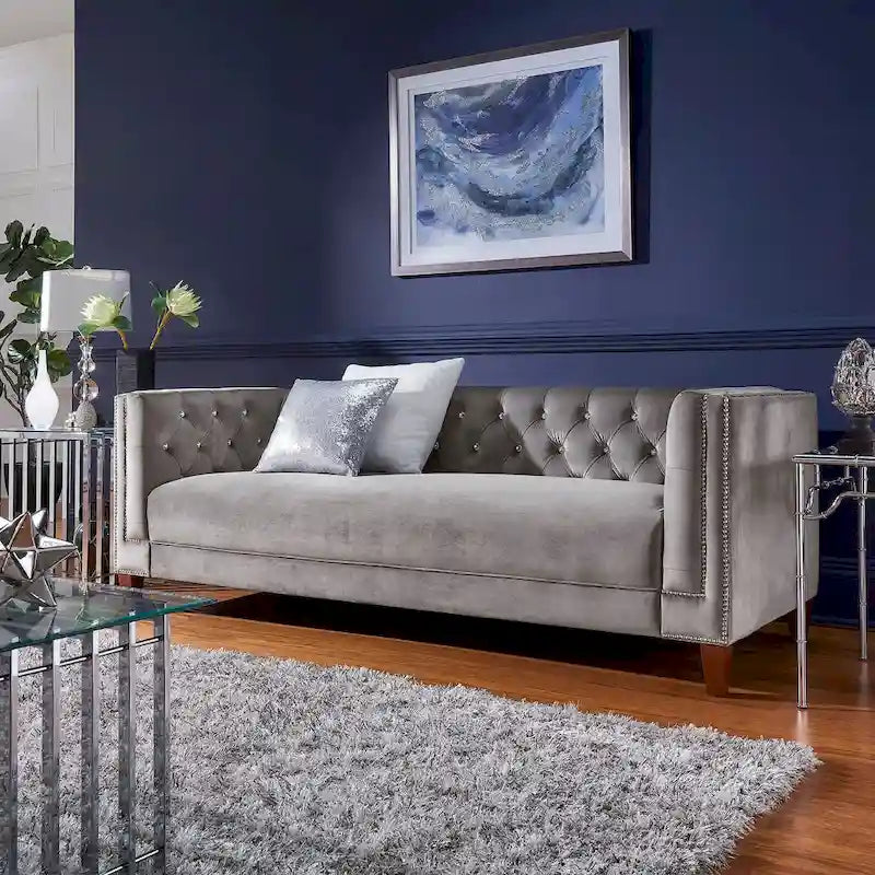 Canapé Layla en velours gris capitonné avec clous décoratifs par iNSPIRE Q Bold