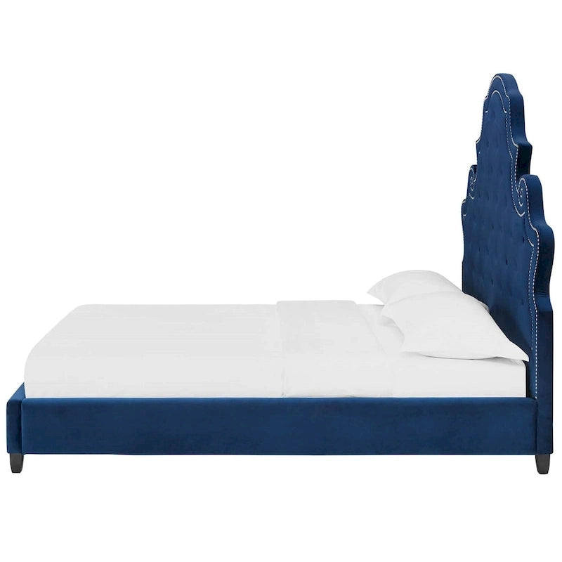 Lit plateforme Ambridge Queen Size capitonné en velours bleu avec garniture cloutée