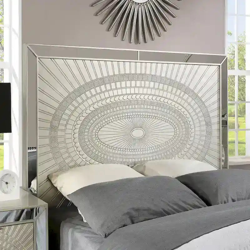 Lit à panneaux sculptés en bois champagne Luela Glam Boho de Furniture of America