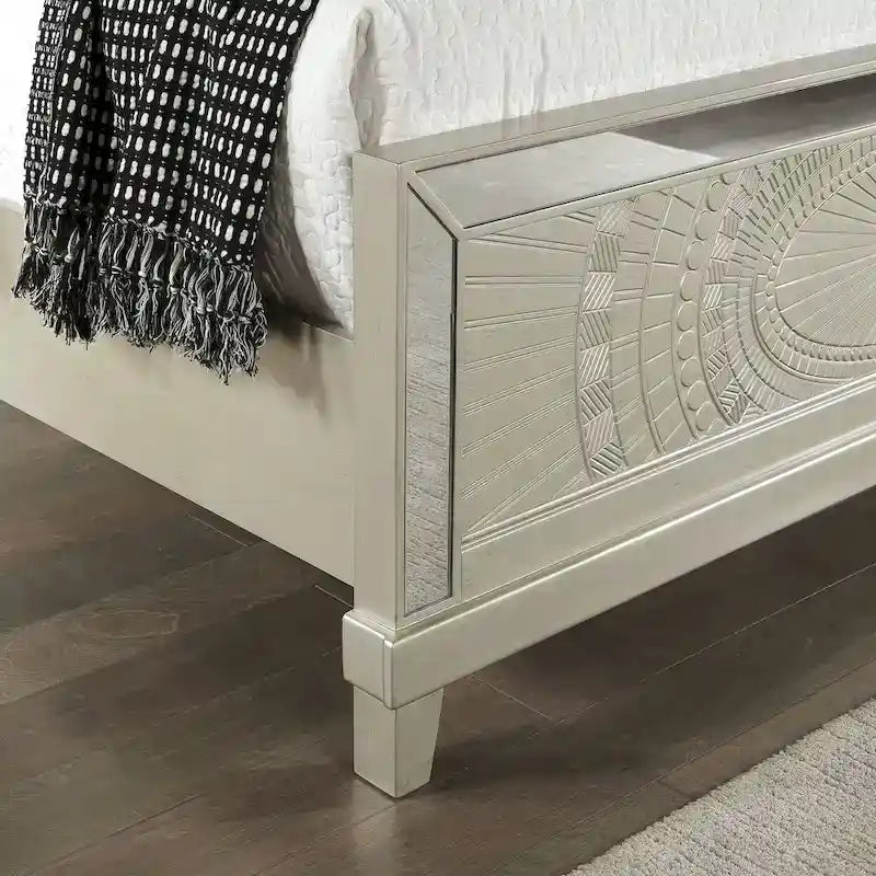 Lit à panneaux sculptés en bois champagne Luela Glam Boho de Furniture of America